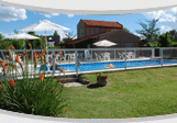 Caba&ntilde;as Las Moras - Pileta con solarium